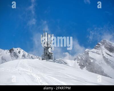 Antenne et émetteur-récepteur 5G, 4G sur les montagnes en hiver avec de la neige. Copier l'espace Banque D'Images