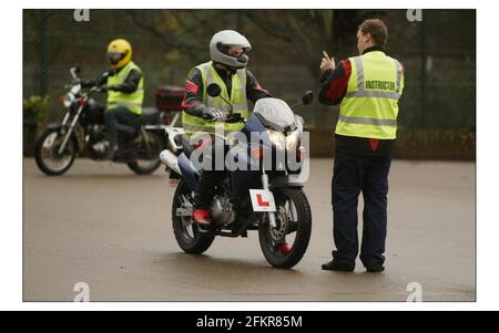 Alastair Weaver sur Blue Honda à l'école de conduite R.A.E. de Ham dans le sud-ouest de Londres, les élèves sont pris par une série de mannequins et de tests pour recevoir la moto C.B.T. de theire à l'école de conduite R.A.E. de Ham dans le sud-ouest de Londres.pic David Sandison 6/12/2003 Banque D'Images