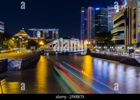 Clarke Quay, Singapour - 03 janvier 2015 : vue sur la rivière Singapour avec l'hôtel Marina Bay Sands en arrière-plan la nuit avec des sentiers légers Banque D'Images