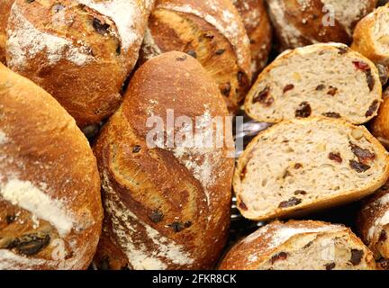 Tas de délicieux pains de raisins secs et de noix de blé entier Banque D'Images