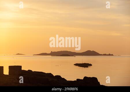 Île d'Inchcolm au lever du soleil depuis Downing point, Fife, Écosse Banque D'Images