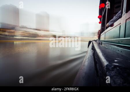 Sentiers des lumières sur le bord de la rivière de Singapour rivière depuis l'intérieur d'un bateau-taxi décoré avec lanternes chinoises un bras de a mans sur le vent Banque D'Images