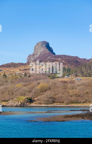 Ann Sgurr sur l'île de Eigg vu depuis le ferry arrivant au port. Banque D'Images