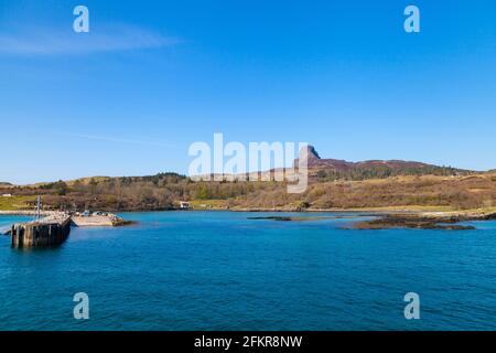 Ann Sgurr sur l'île de Eigg vu depuis le ferry arrivant au port. Banque D'Images