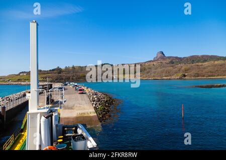 Ann Sgurr sur l'île de Eigg vu depuis le ferry arrivant au port. Banque D'Images