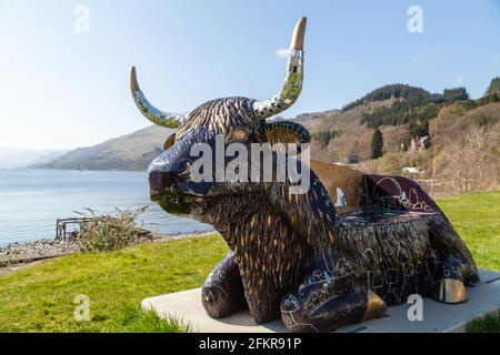 Une sculpture de vache des hautes terres appelée Moodnight Meadow par Ceri White À St Fillans et une partie du Bliss Trail Banque D'Images