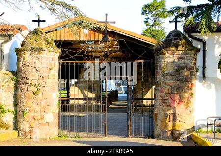 Porte d'entrée des thermes romains et de la nécropole médiévale du cimetière de San Juan de Maliaño à côté de l'aéroport de Santander Cantabria Espagne Banque D'Images