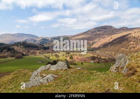 Vue depuis le sommet de Dundurn - St Fillans Hill en direction de St Fillans, en Écosse. Banque D'Images