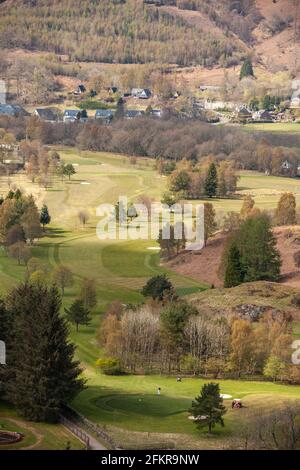 Vue depuis le sommet de Dundurn - St Fillans Hill en direction du parcours de golf de St Fillans, en Écosse. Banque D'Images