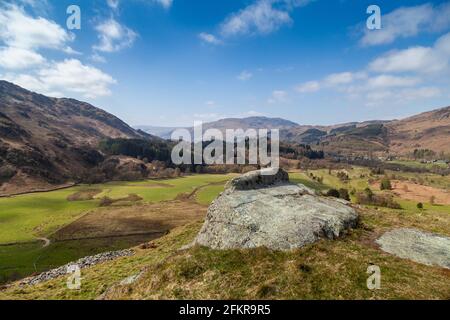 Vue depuis le sommet de Dundurn - St Fillans Hill en direction de St Fillans, en Écosse. Banque D'Images