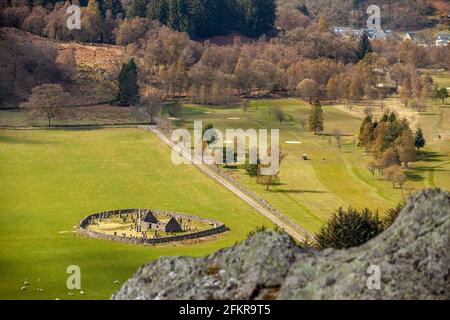 Vue depuis le sommet de Dundurn - St Fillans Hill en direction de la chapelle Saint Fillan et du parcours de golf, en Écosse. Banque D'Images