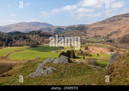 Vue depuis le sommet de Dundurn - St Fillans Hill en direction de St Fillans, en Écosse. Banque D'Images