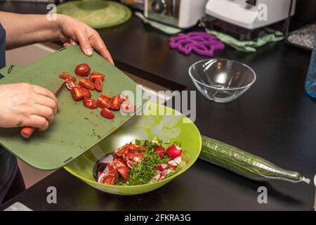 Vue rapprochée de la coupe de tomates pour la salade verte. Concept de saine alimentation. Suède. Banque D'Images