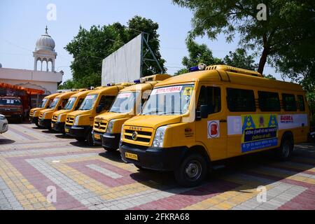 New Delhi, Inde. 03ème mai 2021. Les bus scolaires ont été convertis en ambulances pour les patients atteints de la maladie du coronavirus (COVID-19), au milieu du nombre croissant de cas de coronavirus à Rakab Ganj Gurudwara à New Delhi.la salle de Rakab ganj gurudwara est transformée en centre de soins de Covid19 avec 250 lits. L'Inde a enregistré plus de 26 nouveaux cas de lakh et près de 23,800 décès au cours des sept derniers jours, bien que le nombre quotidien d'infections ait enregistré une légère baisse après avoir atteint un sommet de plus de 4 lakh vendredi. (Photo de Manish Rajput/SOPA Images/Sipa USA) Credit: SIPA USA/Alay Live News Banque D'Images