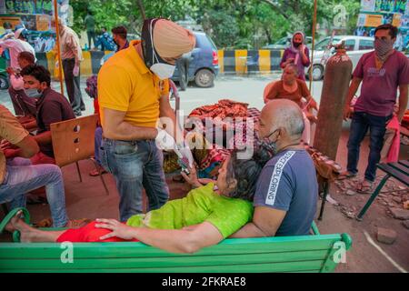 Ghaziabad, Inde. 03ème mai 2021. Un responsable de la santé lit le niveau d'oxygène du patient Covid-19 pendant l'oxygène libre Langar en dehors de Gurudwara Sri Guru Singh Sabha. L'Inde est confrontée à une pénurie d'oxygène médical. Dans de telles circonstances, une ONG connue sous le nom de Khalsa Help International aide les patients Covid-19 en leur offrant de l'oxygène gratuit. Au cours des 24 dernières heures, l'Inde a enregistré 3 68,147 nouveaux cas de Covid19, dont 3417 décès. Crédit : SOPA Images Limited/Alamy Live News Banque D'Images