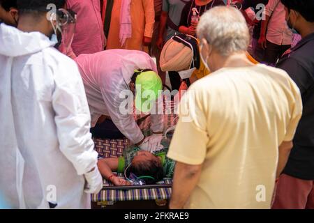 Ghaziabad, Inde. 03ème mai 2021. Un agent de santé donne une réanimation cardio-pulmonaire (RCP) à un patient COVID19 qui a de la difficulté à respirer en dehors de Gurudwara Sri Guru Singh Sabha. L'Inde est confrontée à une pénurie d'oxygène médical. Dans de telles circonstances, une ONG connue sous le nom de Khalsa Help International aide les patients Covid-19 en leur offrant de l'oxygène gratuit. Au cours des 24 dernières heures, l'Inde a enregistré 3 68,147 nouveaux cas de Covid19, dont 3417 décès. Crédit : SOPA Images Limited/Alamy Live News Banque D'Images