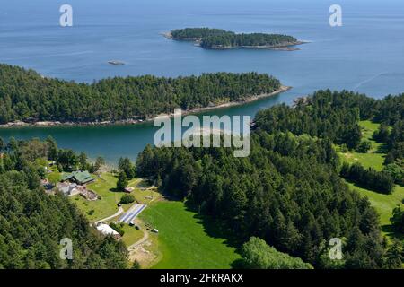Photo aérienne de l'île Gabriola avec l'île de Sear dans le arrière-plan Banque D'Images