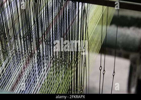 Gros plan des fils et des machines. Tissage. Usine de Busatti à Anghiari une petite ville de Toscane, Italie Banque D'Images