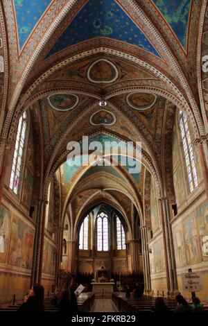 Intérieur coloré de la Nave de la basilique haute De San Francesco d'Assisi en Italie Banque D'Images