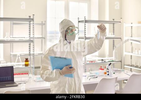 Un chercheur en biochimie travaille en laboratoire pour la mise au point d'un vaccin contre le coronavirus Banque D'Images