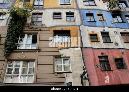 Hundertwasserhaus est une maison d'appartement à Vienne, en Autriche. Bâtiment à hidgepodge avec façade éclectique Banque D'Images