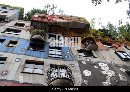 Hundertwasserhaus est une maison d'appartement à Vienne, en Autriche. Bâtiment à hidgepodge avec façade éclectique Banque D'Images