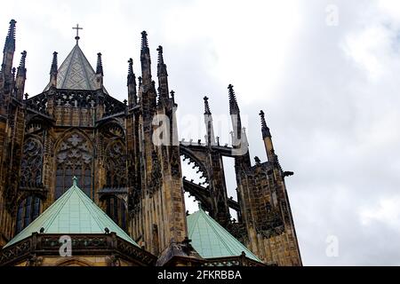 La cathédrale Saint-Vitus vous surprend avec le ciel Banque D'Images