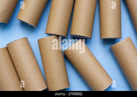 Vider les rouleaux de toilettes sur fond bleu clair Banque D'Images