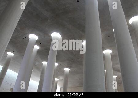 Flux lumineux provenant du champ de colonnes. Architecture moderne Krematorium Baumschulenweg de Shultes Frank Architeckten à Berlin, Allemagne Banque D'Images