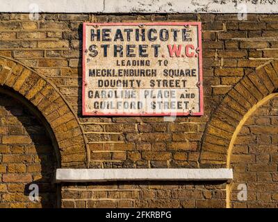 Heathcote Street WC London Street panneau - Vintage London Street panneau pour la rue de lac mecklembourgeoise menant à Heathenburgh Square, Doughty St, Caroline place. Banque D'Images