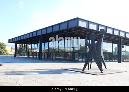 Bâtiment de musée en verre et en métal. Neue Nationalgalerie (Nouvelle galerie nationale) au Kulturforum par Mies van der Rohe à Berlin, Allemagne Banque D'Images