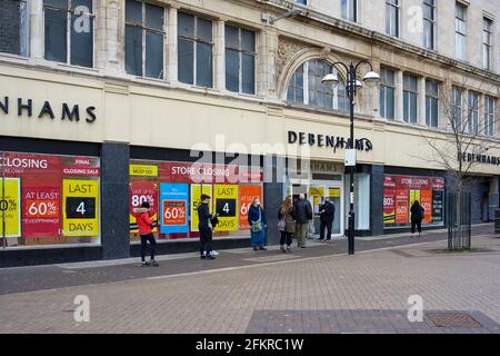 Personnes en file d'attente à l'extérieur de la succursale Hastings de Debenhams, dans l'est du Sussex, avant la fermeture permanente, en mai 2021 Banque D'Images