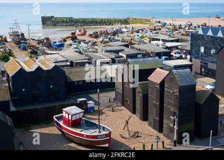 Le Stade de la vieille ville de Hastings, dans l'est du Sussex, sur la côte sud de l'Angleterre, avec des boutiques de filets en bois et des bateaux de pêche Banque D'Images