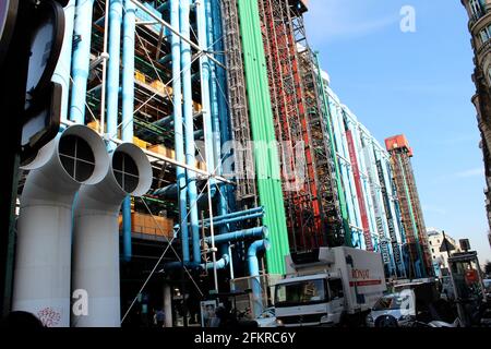 Tuyauterie et conduit CVCA colorés exposés sur un bâtiment. Façade extérieure du Centre Pompidou à Paris, France par Renzo Piano et Richard Rogers. Banque D'Images