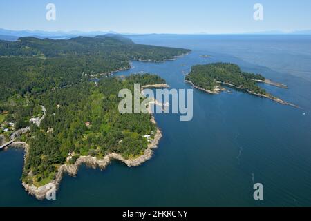Photo aérienne de l'île Galiano avec l'île Gossip à droite, île Galiano, Colombie-Britannique, Canada. Banque D'Images