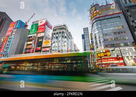 Tokyo, Japon - le 5 janvier 2016 : un bus à vitesse rapide qui passe à Kabukicho dans le quartier Shinjuku, Tokyo, Japon. Banque D'Images