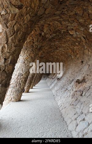 Arches en pierre à colonnades conçues par Guadi dans le parc Guell, Barcelone, Espagne Banque D'Images