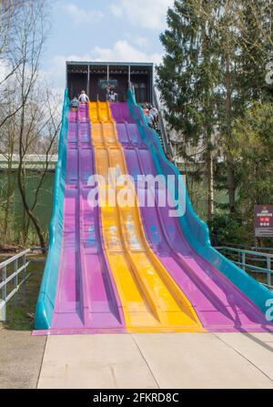 Hodenhagen, Allemagne, le 30 mars 2019 : les enfants dévalant la colline dans le parc d'attractions Banque D'Images