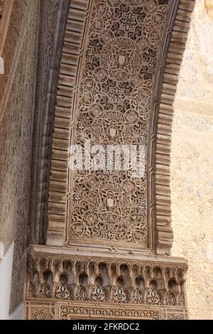 Sculpture en pierre d'amarrage complexe, Détails de l'architecture islamique à l'Alhambra à Grenade, Espagne Banque D'Images