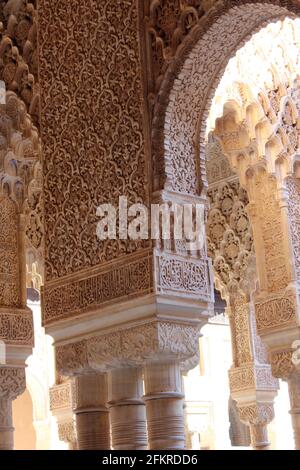 Sculpture en pierre d'amarrage complexe, Détails de l'architecture islamique à l'Alhambra à Grenade, Espagne Banque D'Images