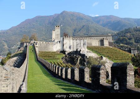 Vue depuis les remparts du château dans la ville fortifiée de Suisse. Castelgrande, Bellinzona, Suisse Banque D'Images