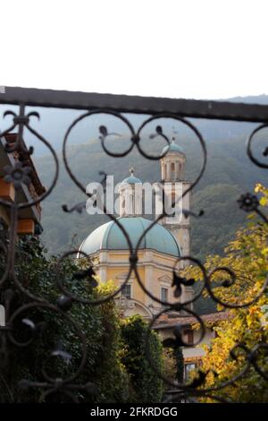 Église Santa Croce vue par une porte en fer forgé à Riva San vitale, Suisse Banque D'Images