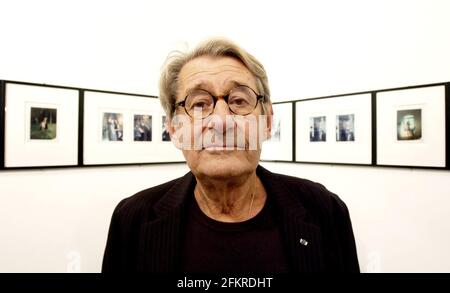 Le photographe de mode de classe mondiale Helmut Newton debout par son Diverses collections de polaroïdes personnels en exposition à Mayfair.12 septembre 2002 photo Andy Paradise Banque D'Images