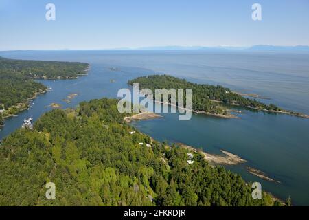 Photo aérienne de l'île Galiano avec l'île Gossip en arrière-plan, île Galiano, Colombie-Britannique, Canada. Banque D'Images