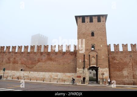 Musée Castelvecchio extérieur du château dans le brouillard, Vérone, Italie Banque D'Images