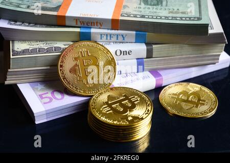 Bitcoin et piles d'argent, crypto virtuel numérique monnaie bitcoin btc avec pile d'argent. Une grande partie des billets en euros et en dollars américains et des pièces en bits d'or. Concept de