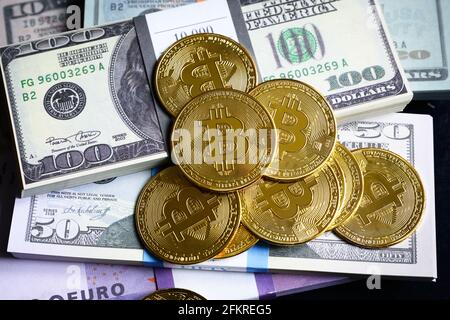 Bitcoin et piles d'argent, crypto virtuel numérique monnaie bitcoin btc avec pile d'argent. Une grande partie des billets en euros et en dollars américains et des pièces en bits d'or. Concept de