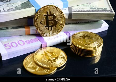 Bitcoin et piles d'argent, une grande partie des billets en euros et en dollars américains et des pièces en bits d'or. Crypto virtuel numérique monnaie bitcoin btc avec pile d'argent. Concept de