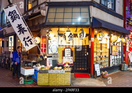 Tokyo, Japon - 5 janvier 2016 : portes de restaurant japonais la nuit à Shinjuku, Tokyo, Japon. Banque D'Images