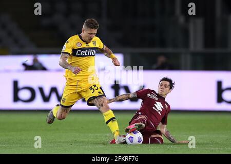 Turin, Italie, 3 mai 2021. Daniele Baselli, du FC Torino, se glisse pour défier Juraj Kucka de Parme Calcio lors du match de la série A au Stadio Grande Torino, Turin. Le crédit photo devrait se lire: Jonathan Moscrop / Sportimage Banque D'Images